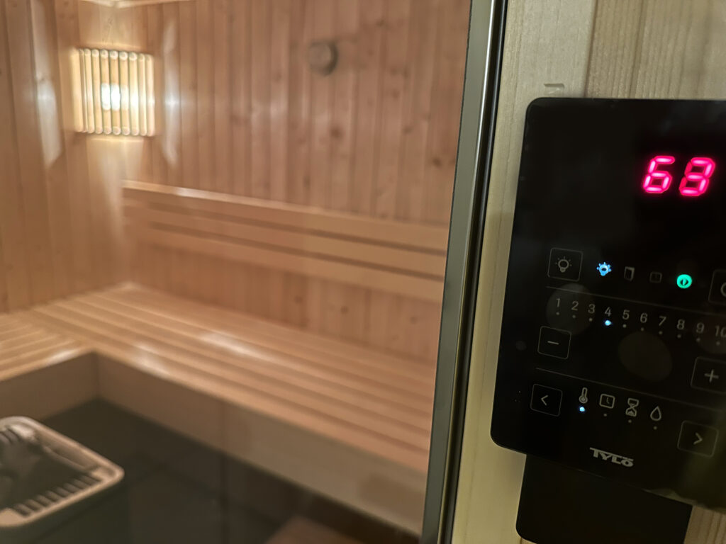 Moderne Sauna mit Wohlfühl-Ambiente: Holzvertäfelte Sauna in der Ferienwohnung auf Fehmarn, die zum Entspannen und Abschalten einlädt.