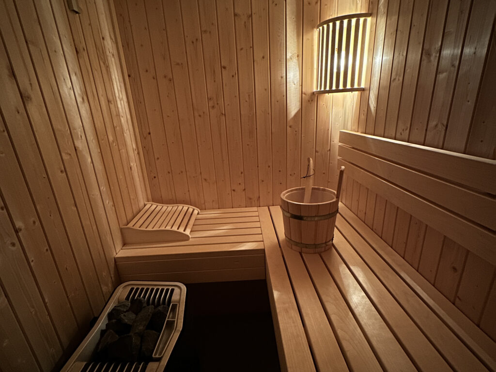 Entspannende Wellness-Oase: Stilvoll eingerichtete Sauna in der Ferienwohnung auf Fehmarn, ideal für wohltuende Stunden in privater Atmosphäre.